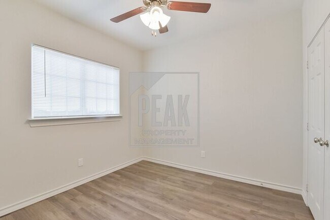 Building Photo - $1395! Stunning Fort Worth Duplex Available for Rent! Stainless Steel Fridge included!