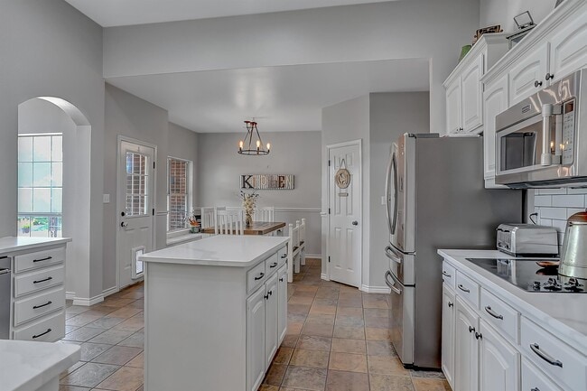 Building Photo - 105 Golden Rd