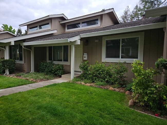 Building Photo - Renovated 2/2 Condo - Cupertino Schools - 2 Car Garage!