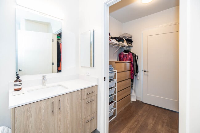 Building Photo - 350 N Canal St