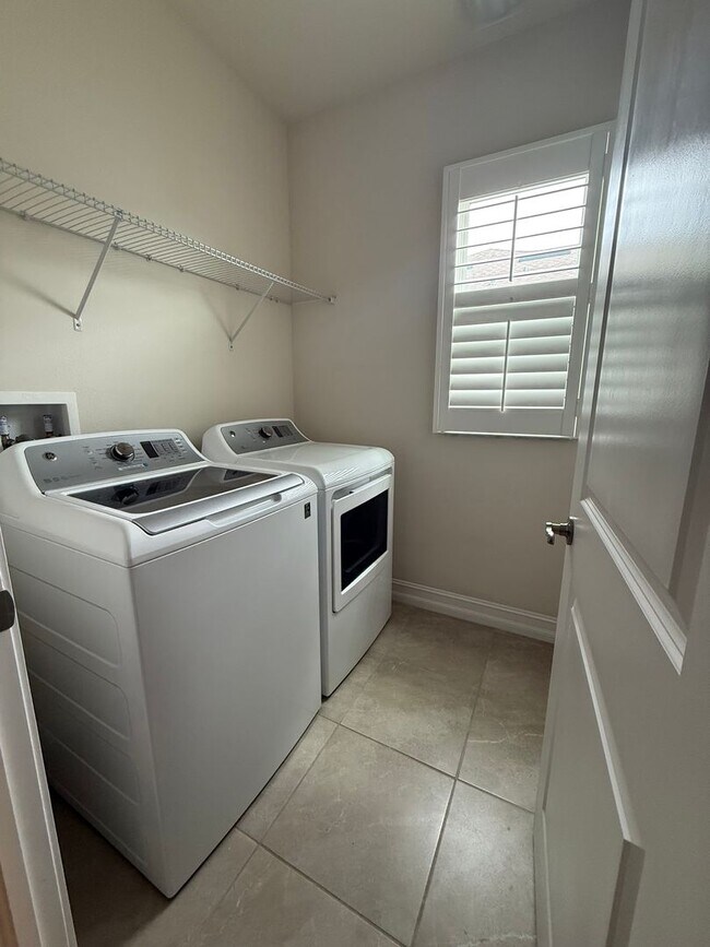 Building Photo - Beautiful Townhome in Lutz