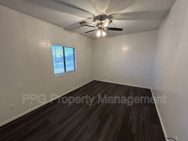 Building Photo - 15601 N Verde St