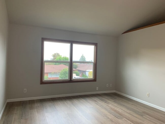 Building Photo - O1100-1106