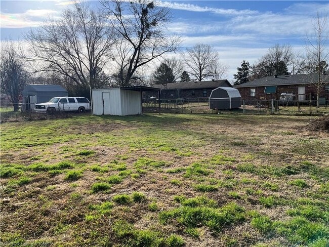 Building Photo - House: 3 Bed, 1.5 Bath, 1 Car Carport.