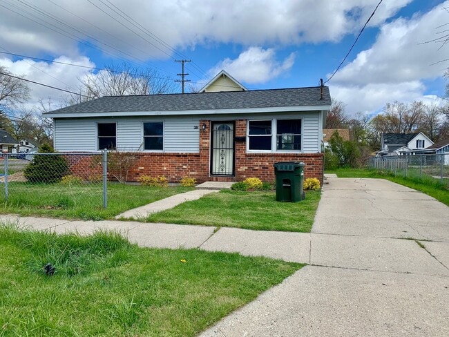 Building Photo - Three Bedroom Ranch-Style Home in Muskegon