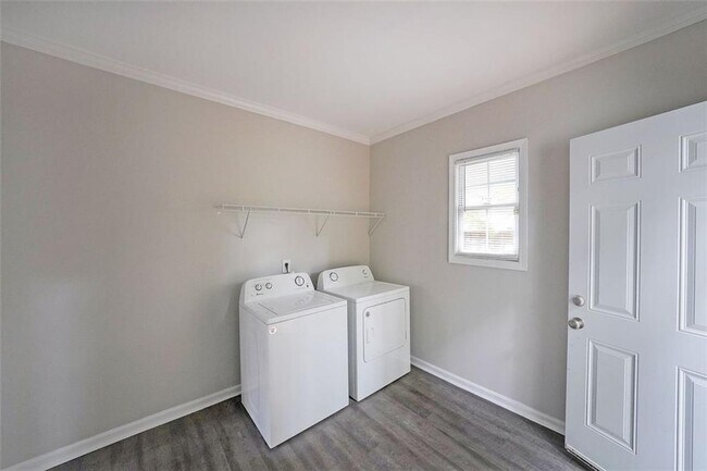 Building Photo - 983 Harwell St NW