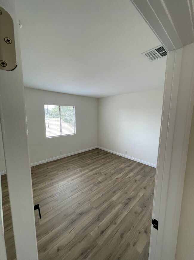 Building Photo - 1385 N Marengo Ave