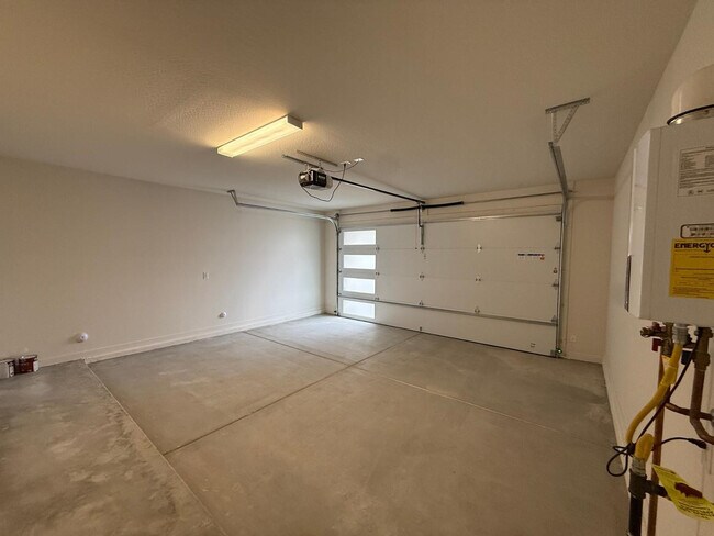 Building Photo - 624 N Vine St