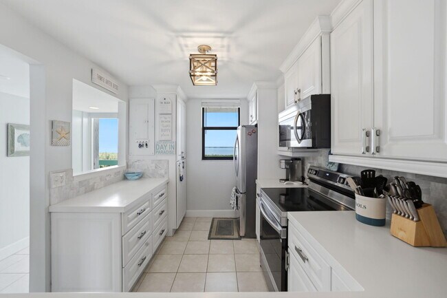 Building Photo - 9940 S Ocean Dr