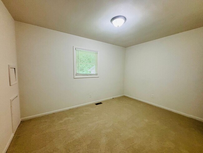 Building Photo - 215 Freestone Dr