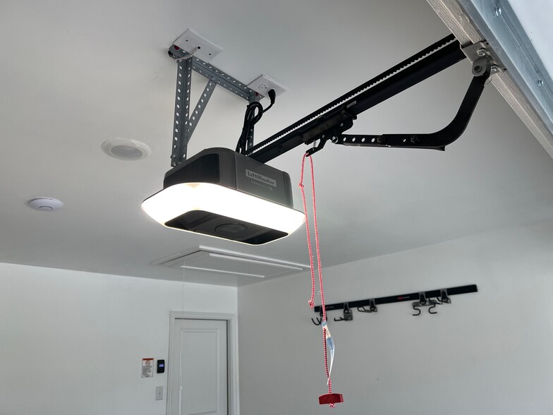 garage door opener lift master works with myQ - 9726 Mill Dam