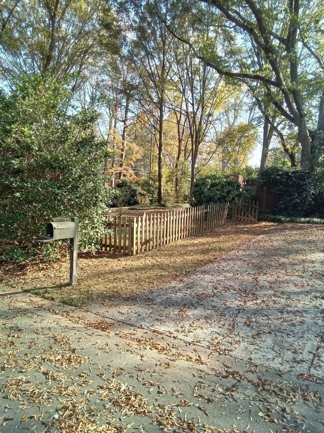Building Photo - Beautiful Ranch Home in South Park!