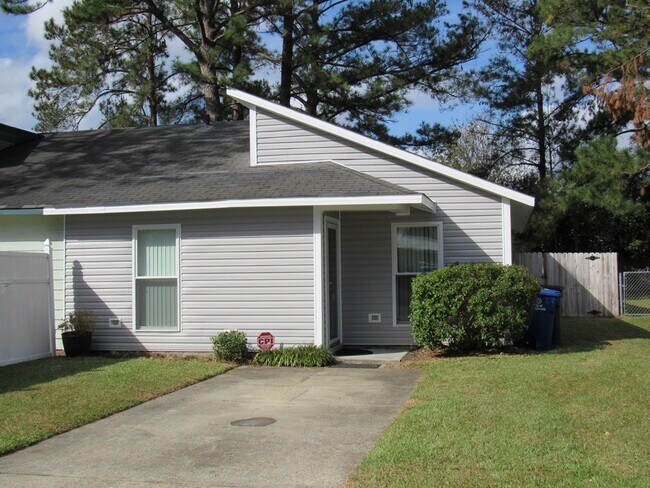 Building Photo - 111 Village Cir