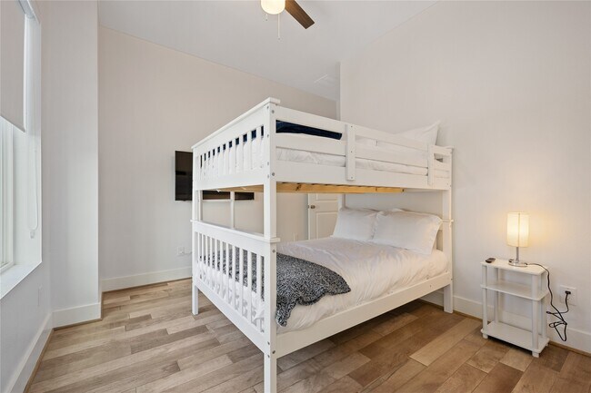 Building Photo - 5914 Val Verde St