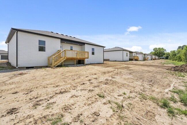 Building Photo - 740 E Vivian St