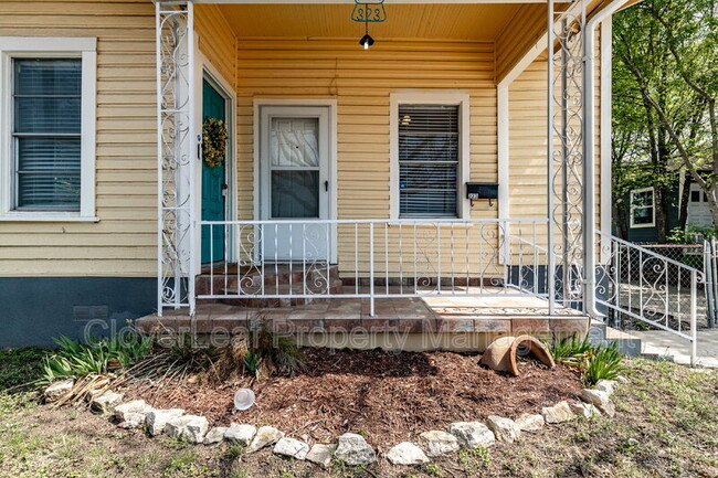 Building Photo - 323 Barrera St