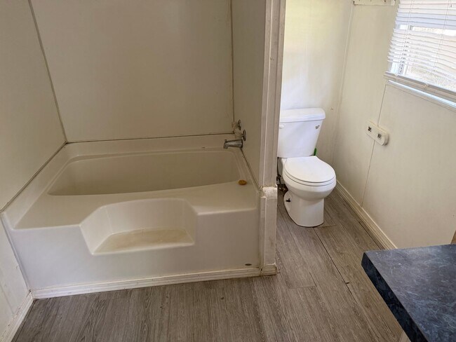 Building Photo - 3 bed 2 bath manufactures home available now