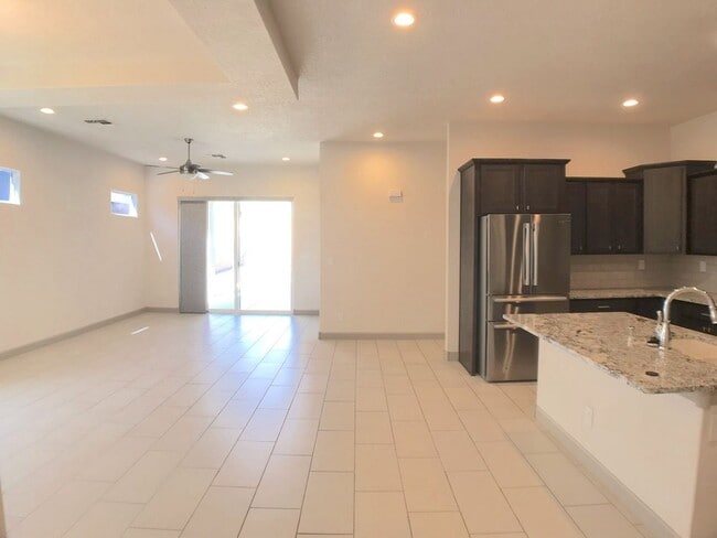 Building Photo - Gorgeous Los Lunas 3 Bedroom! Open layout! Tons of space. Built in 2021
