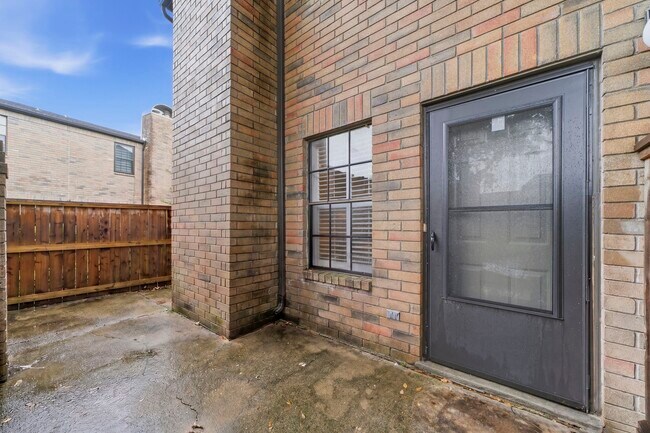 Building Photo - 9850 Pagewood Ln