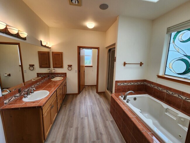 Building Photo - 3 bed 2.5 bath home on Bell Hill with grea...