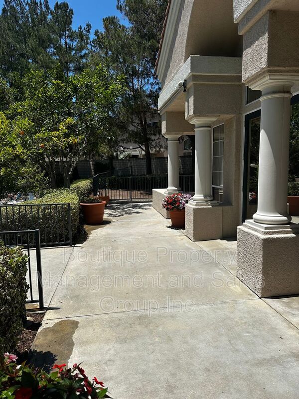 Building Photo - 1455 E Holcomb Pl