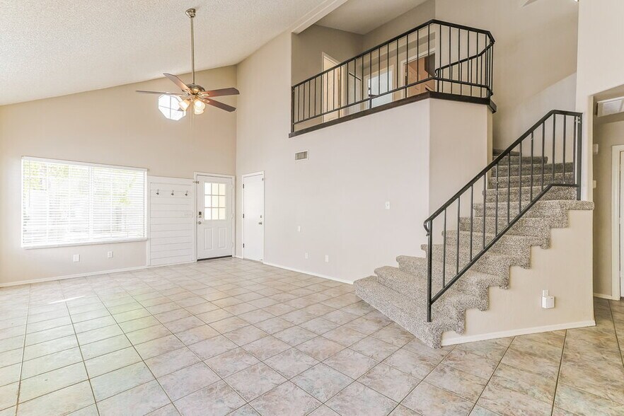 Building Photo - 441 S Maple