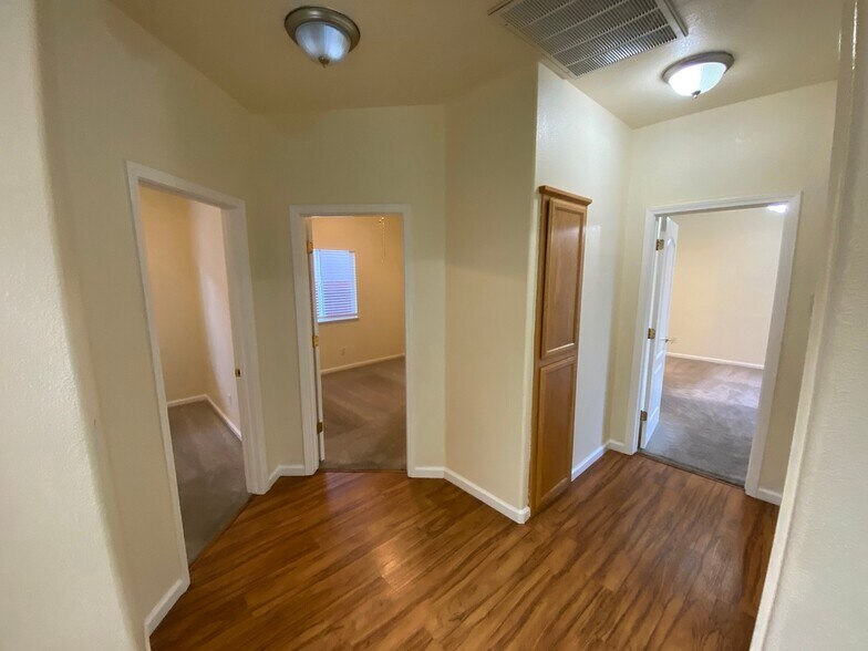 Building Photo - 686 Anna Dr