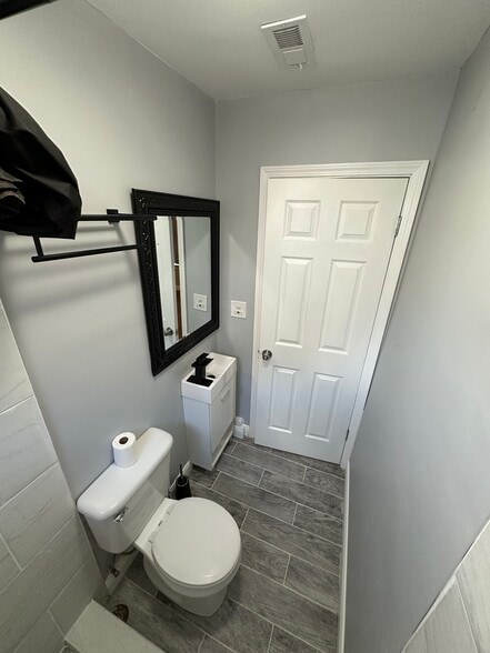 Building Photo - 2712 W 25th St