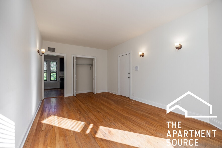 Building Photo - 4036 N Ashland Ave