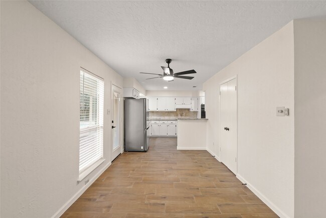 Building Photo - 3711 Fernview Dr
