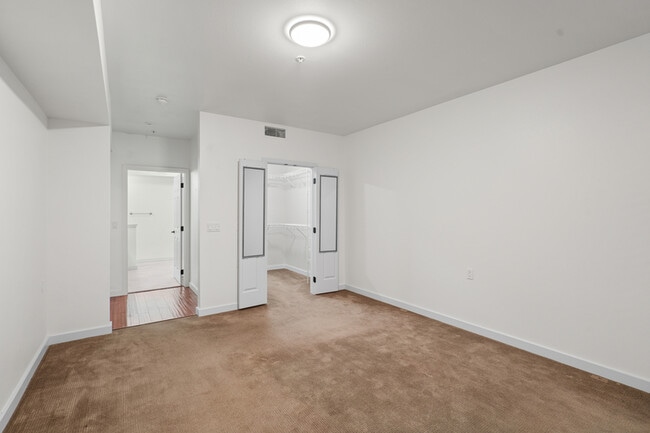 Building Photo - 355 W Waterside Dr
