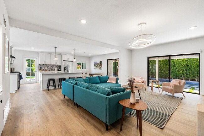 Building Photo - 1433 E Caleta Way