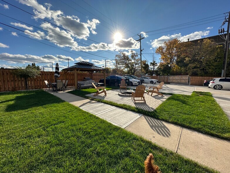 Fire Pit and Grilling Area - 607 S 6th St