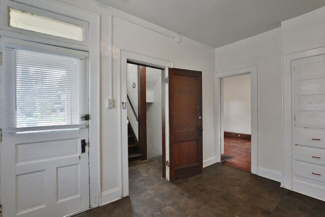 Building Photo - 2142 Summit St