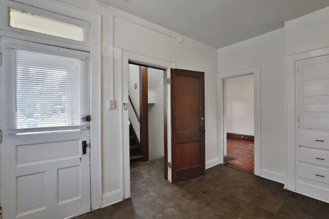 Building Photo - Awesome House for your Large Group - HUGE HOUSE with 3 Floors - 3 Kitchens, 3 Bathrooms, Awesome ...