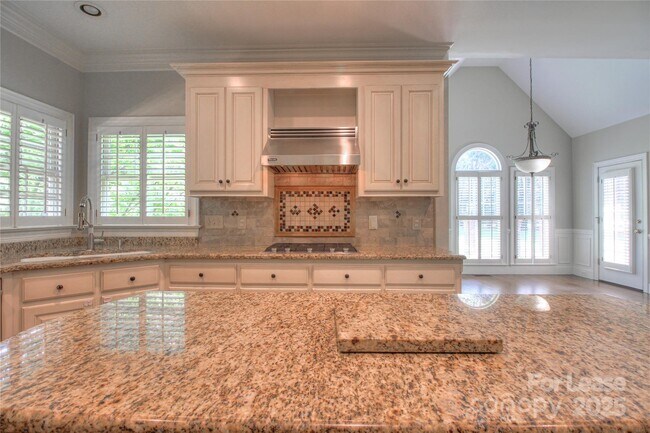 Building Photo - 1222 Weddington Hills Dr