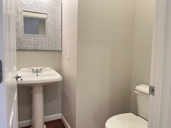Building Photo - Spacious 3 Bed | 3.5 Bath End Unit Townhom...