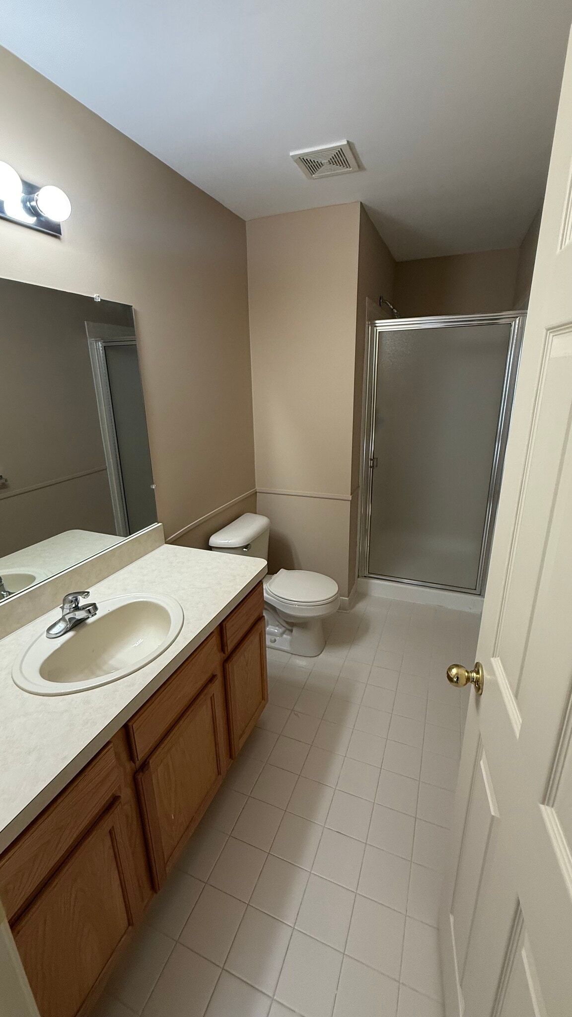 Full bathroom and master bedroom - 4200 Chesapeake Cir