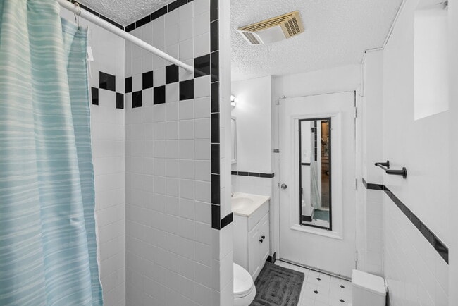 Building Photo - Gorgeous Central Single Family in Heart of Rockville