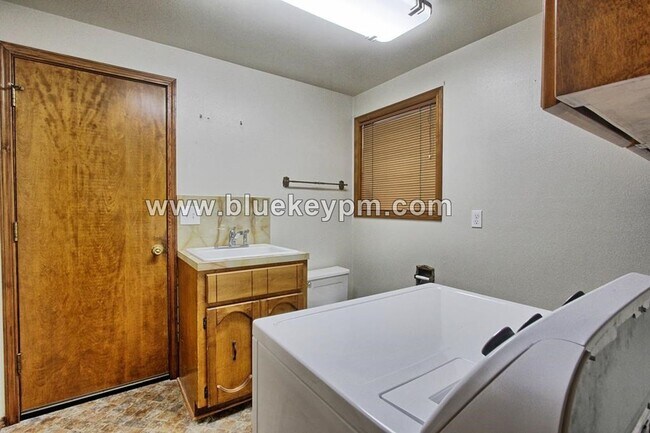 Building Photo - Amazing Holiday House!!!  3 Bed, 2.5 Bath ...