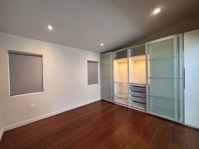 Building Photo - 1 Bed 1 Bath in North Hills Available Now