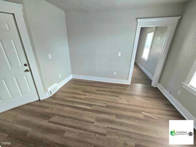 Building Photo - Spacious 2 Bedroom Apartment