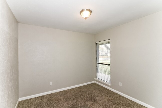 Building Photo - 6914 Pickett Dr