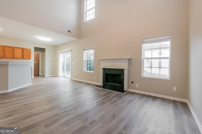 Building Photo - 298 Summit View Dr