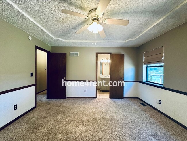 Building Photo - Spacious Liberty Home w/ an Updated Kitche...