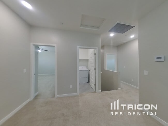 Building Photo - 4548 E Grandview St