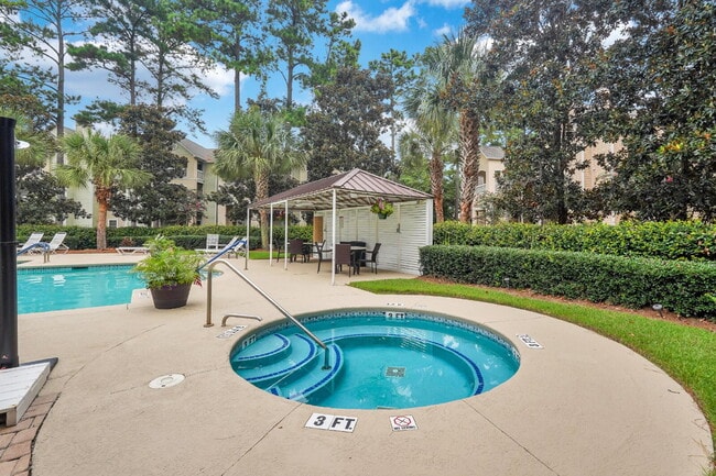 Building Photo - "Discover Coastal Comfort: Spacious 2-Bed, 2-Bath Condo at Summer House, Hilton Head Island!"