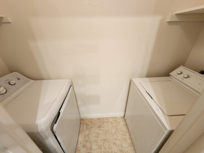 Building Photo - Fantastic, well maintained 2 bedroom condo.