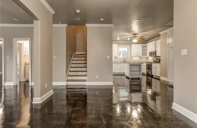 Building Photo - 2732 Sandage Ave