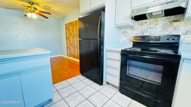 Building Photo - 921 N Wild Olive Ave